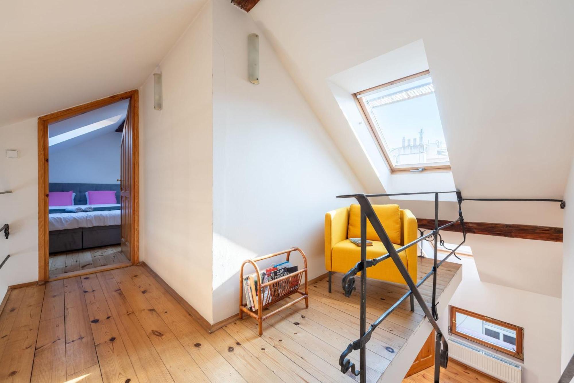 Daire Stylish 2-level Near The National Theatre *